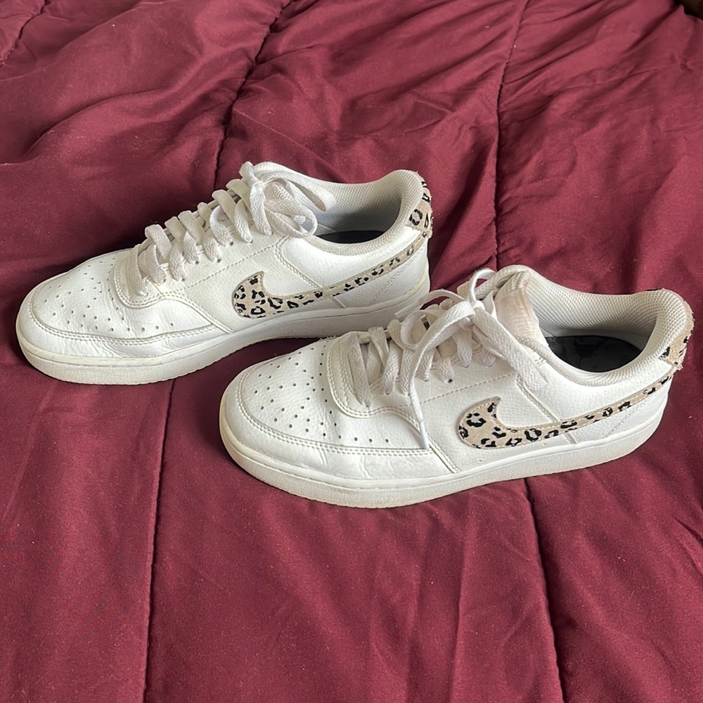 Nike uptown white sneakers with leopardo size 9